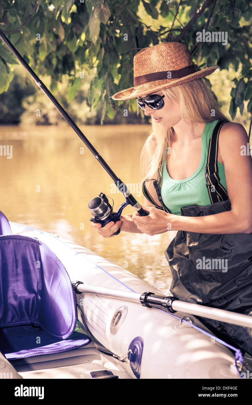 die Outdoor-Portrait einer jungen Fischen Frau Stockfoto