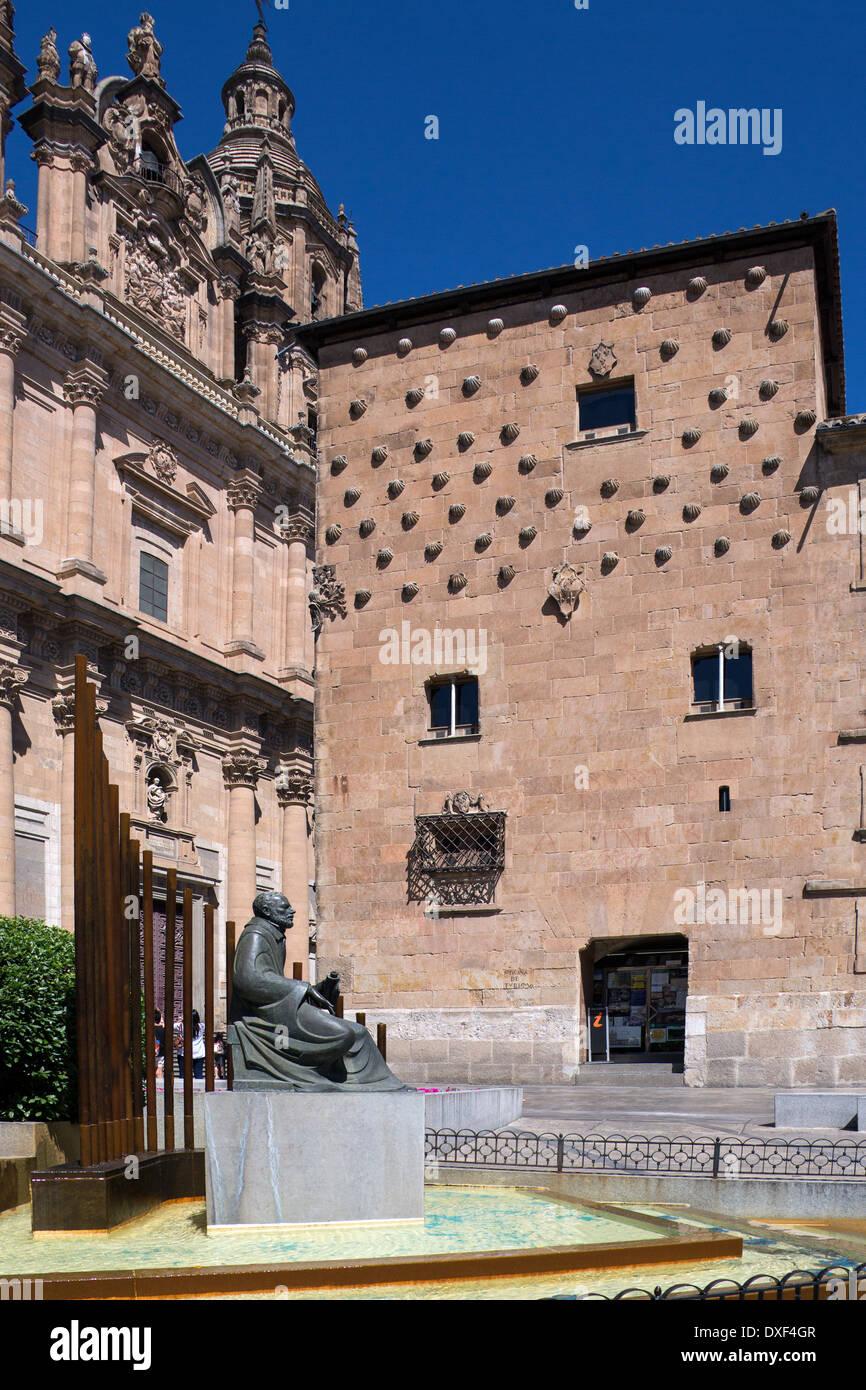 Casa De La Conchas (Haus der Muscheln) und die Universidad in der Stadt Salamanca in der spanischen Region Kastilien-León. Stockfoto