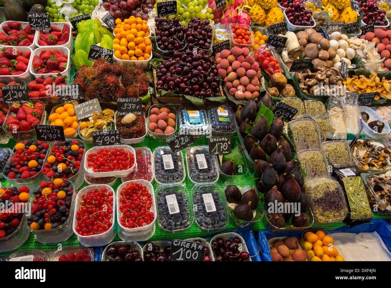 Anzeige von Obst und Gemüse in der berühmten St. Joseph-Lebensmittelmarkt in Eixample Viertel von Barcelona in Katalonien, Spanien. Stockfoto
