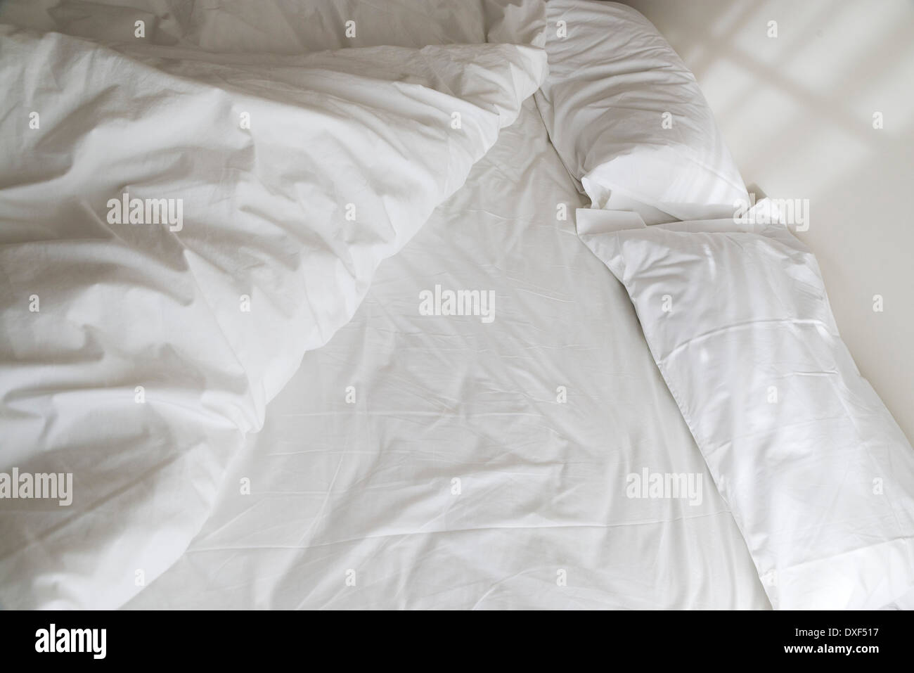 Blick auf ein ungemachtes Bett Stockfoto