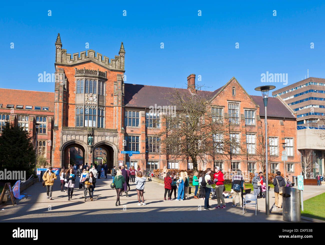 Newcastle University of newcastle Upon tyne Studenten vor dem Armstrong Gebäude Newcastle Upon Tyne und tragen England GB UK Europe Stockfoto