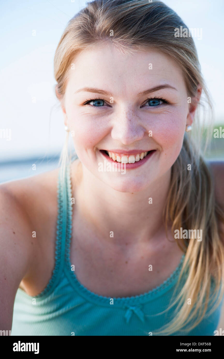Porträt der jungen Frau im Freien, Worms, Rheinland-Pfalz, Deutschland Stockfoto
