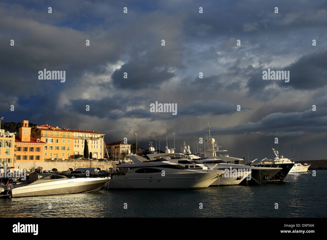 Der Hafen von Nizza-Stadt mit einem stürmischen und bewölkten grauen Himmel. Stockfoto