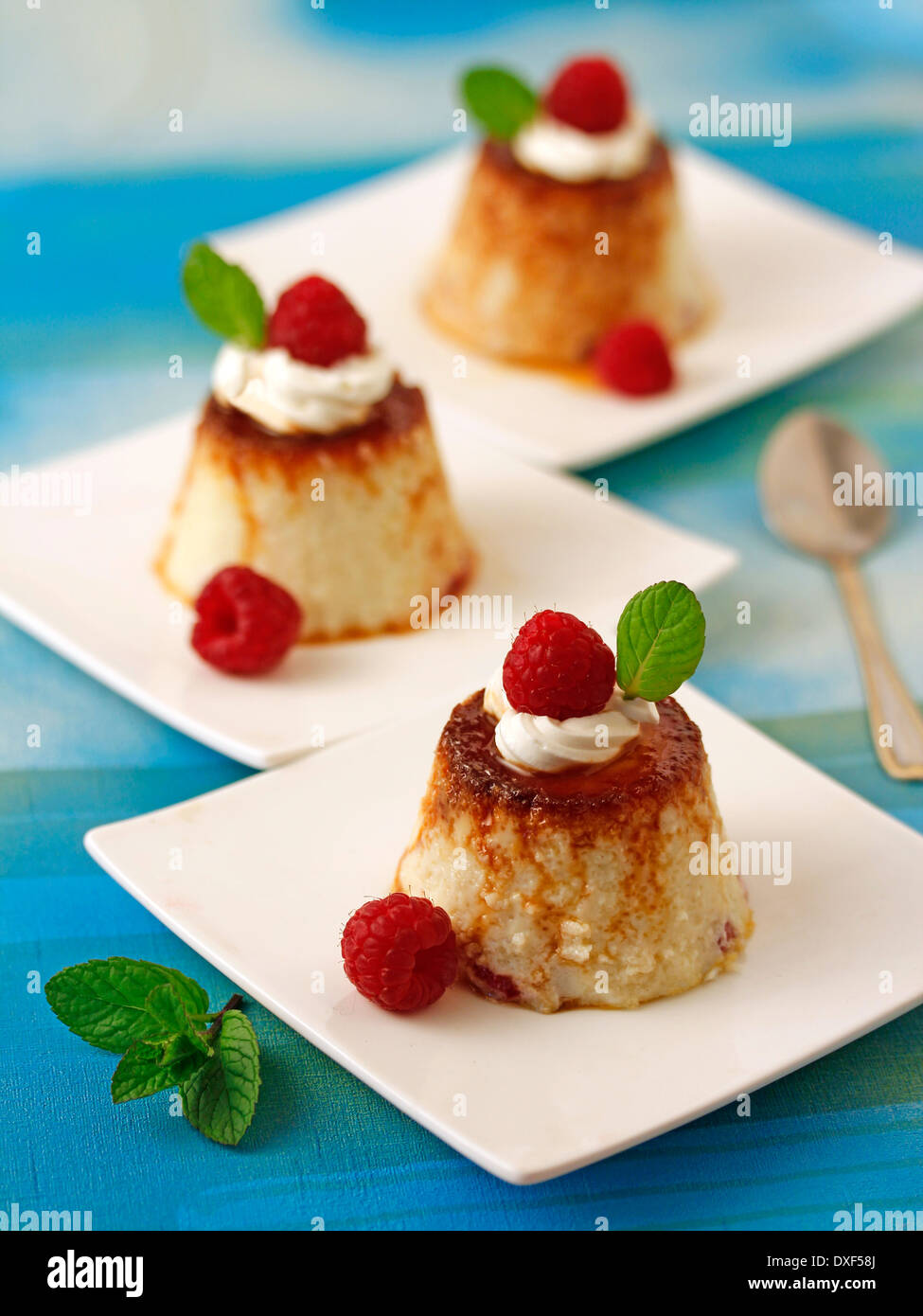 Himbeeren Flan. Rezept zur Verfügung. Stockfoto