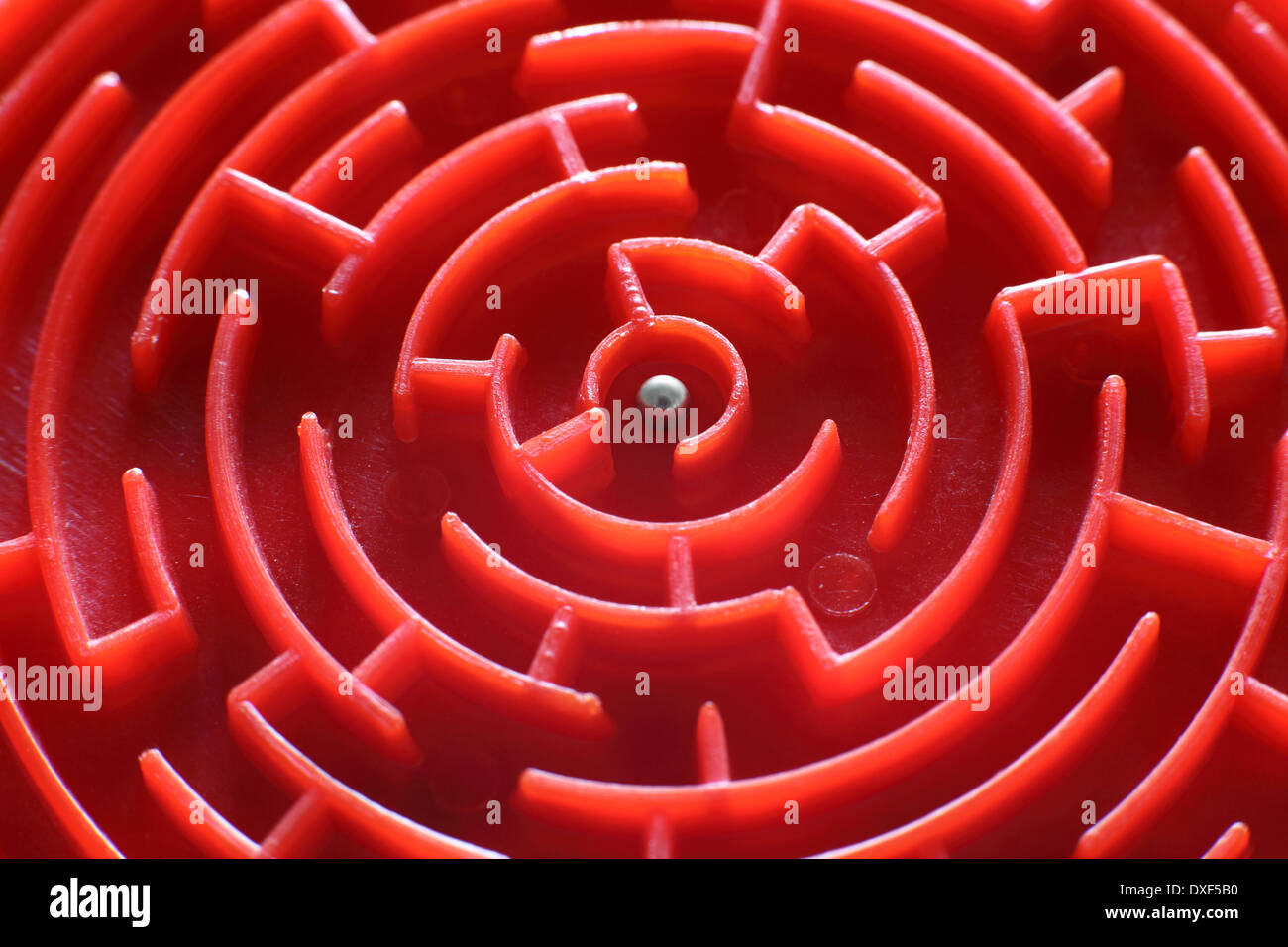 Nahaufnahme von einer kleinen, Spielzeug-Labyrinth. (Dies ist das Zentrum der eine kleine, kreisförmige Labyrinth ist nur 80 mm im Durchmesser). Stockfoto