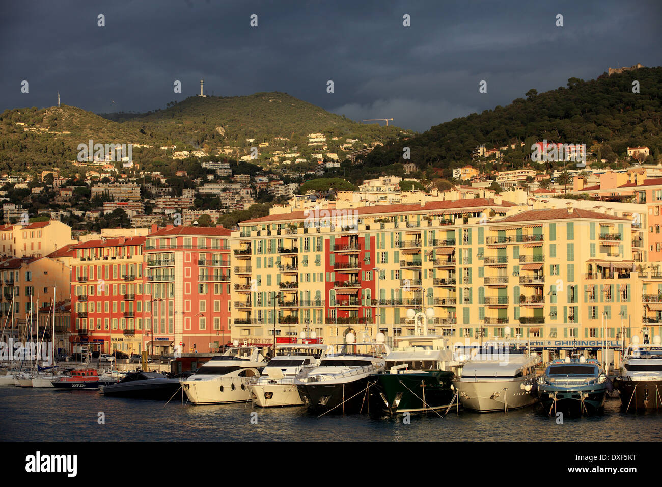 Der Hafen von Nizza-Stadt mit einem stürmischen und bewölkten grauen Himmel. Stockfoto