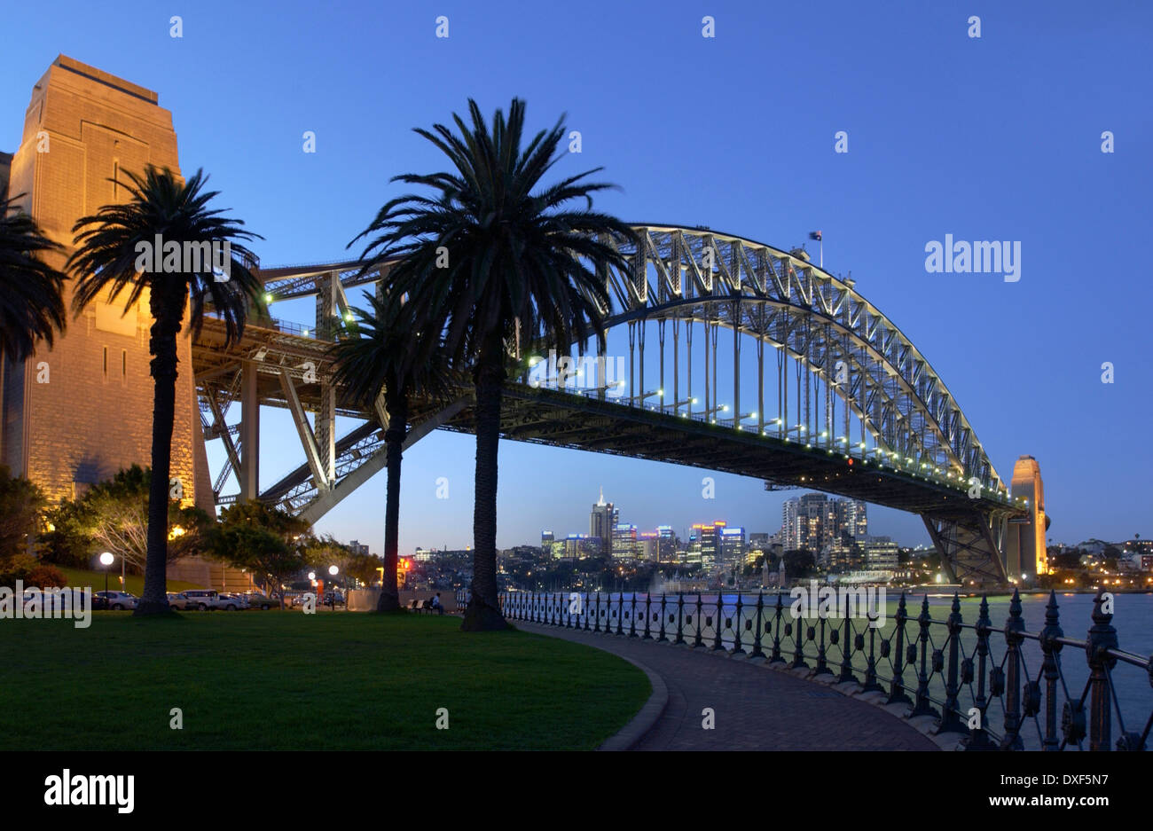 Sydney Harbour Bridge in der Dämmerung. Sydney in Australien. Stockfoto