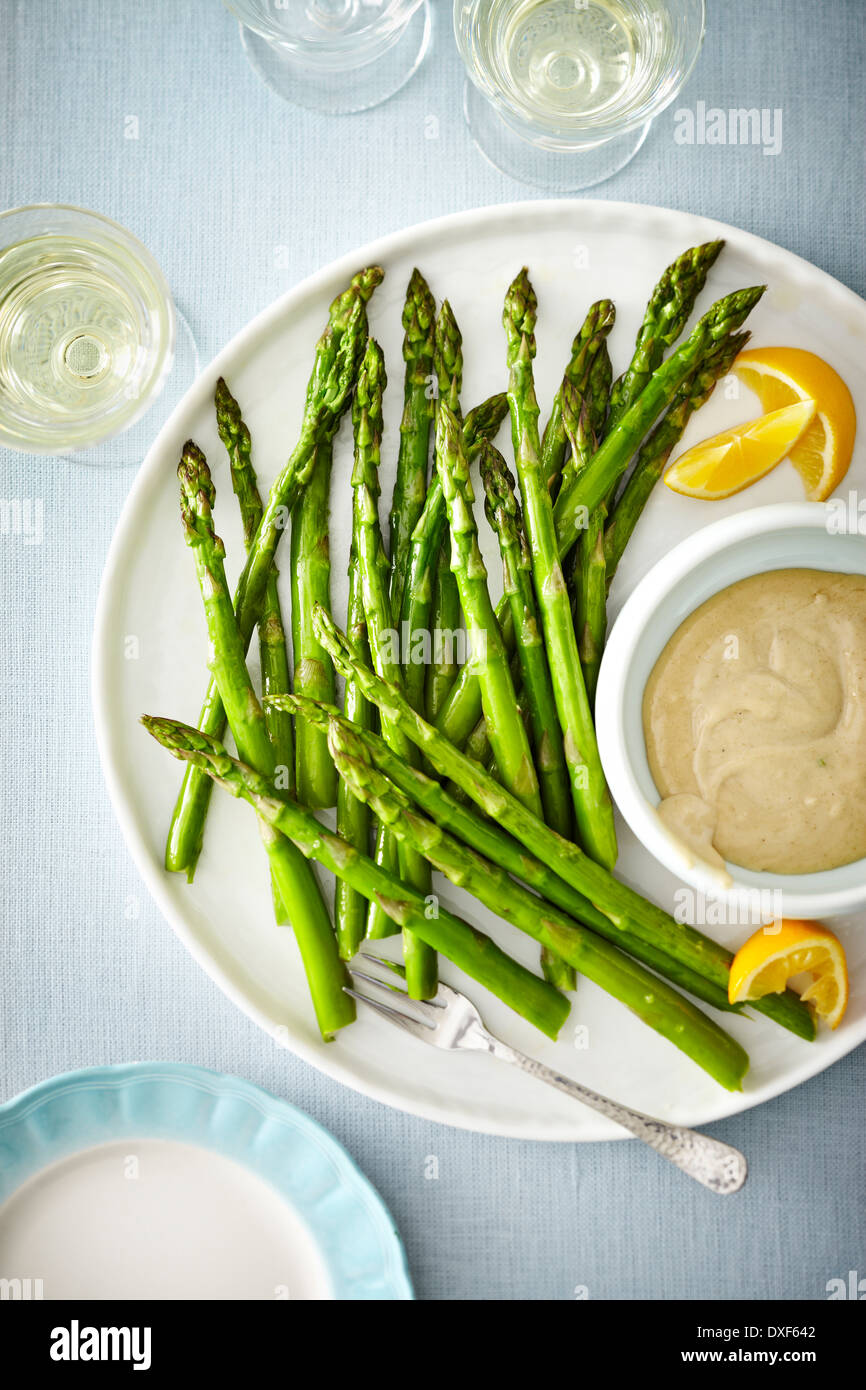Draufsicht auf Spargel und Dip, Studioaufnahme Stockfoto