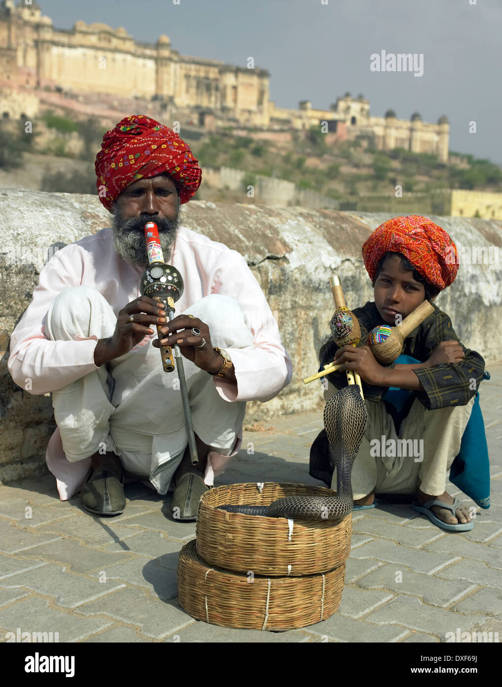 Indischer Schlangenbeschwörer vor Amber Fort in Jaipur im Bundesstaat Rajasthan im Westen Indiens. Stockfoto