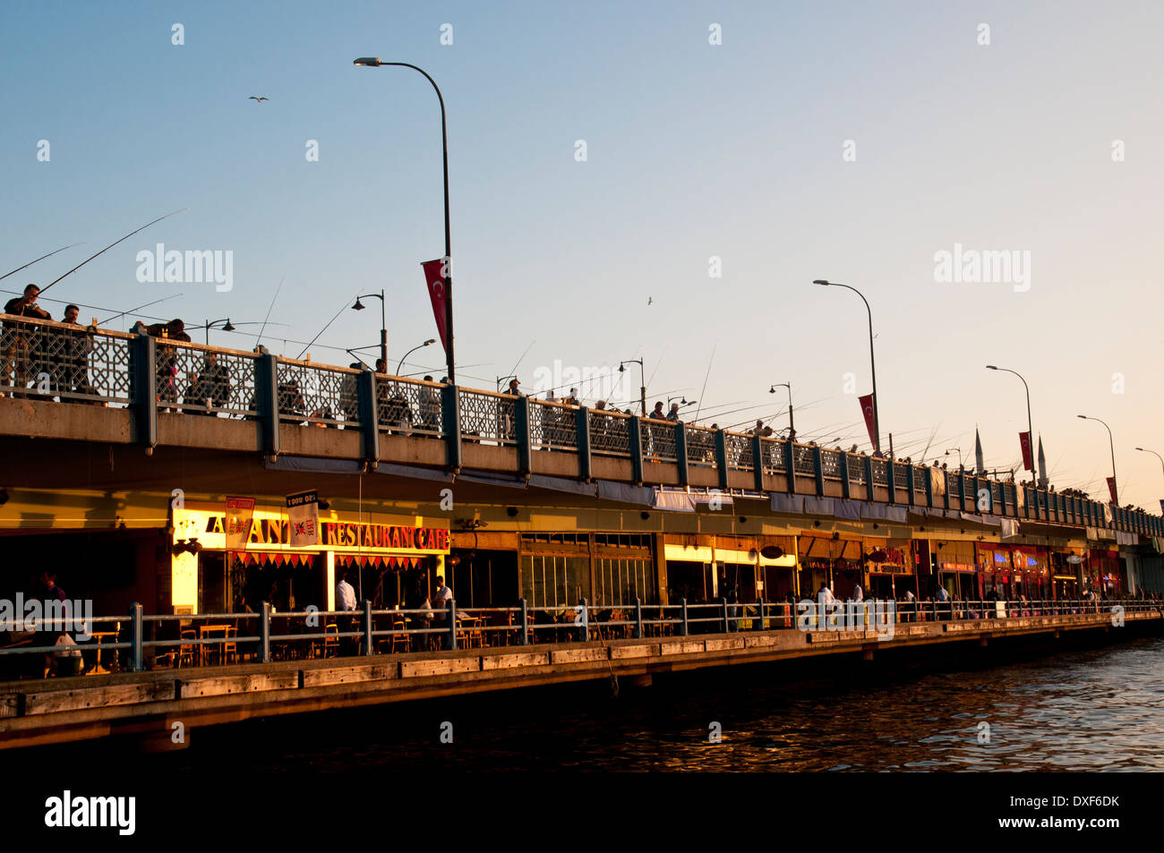 Der Fischer und Cafés in Galata-Brücke bei Sonnenuntergang. Goldene Horn. Istanbul. Turkei. Stockfoto