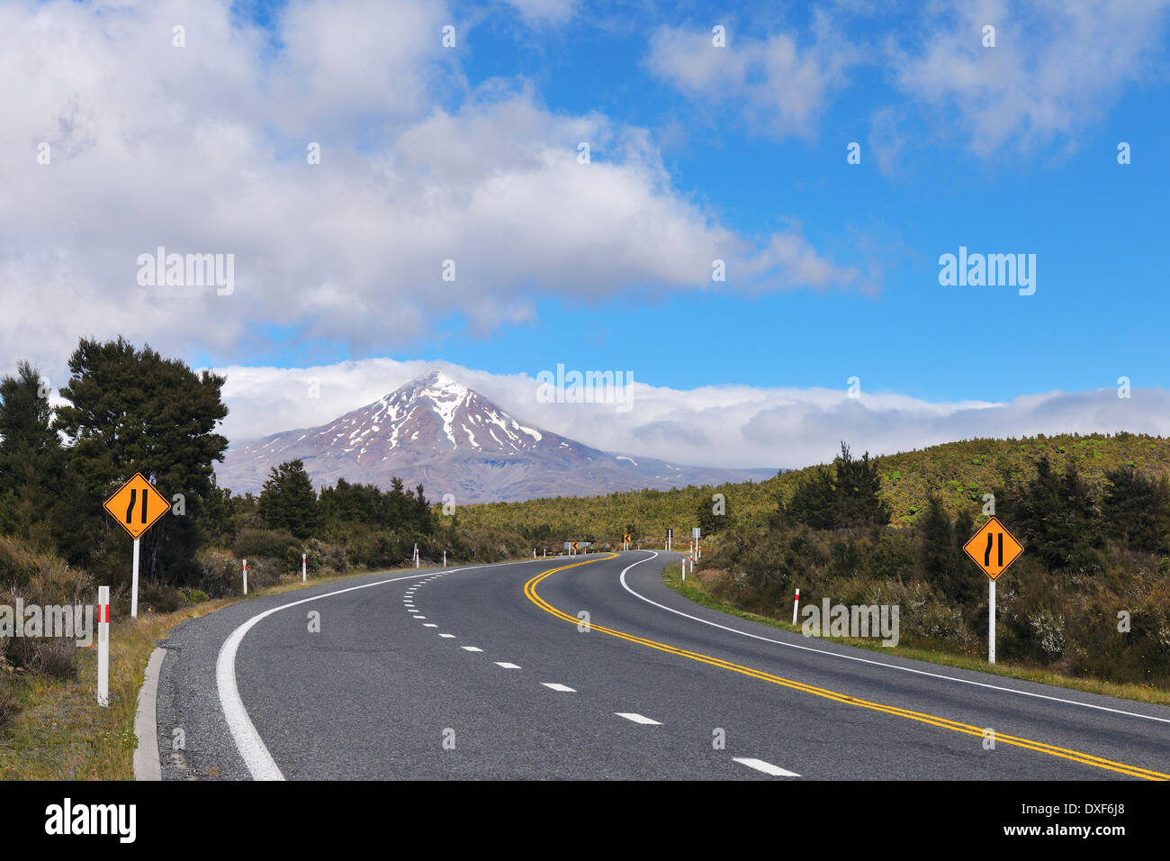 Staatliche Autobahn, Mount Tongariro, Tongariro Nationalpark, Waikato, Nordinsel, Neuseeland Stockfoto