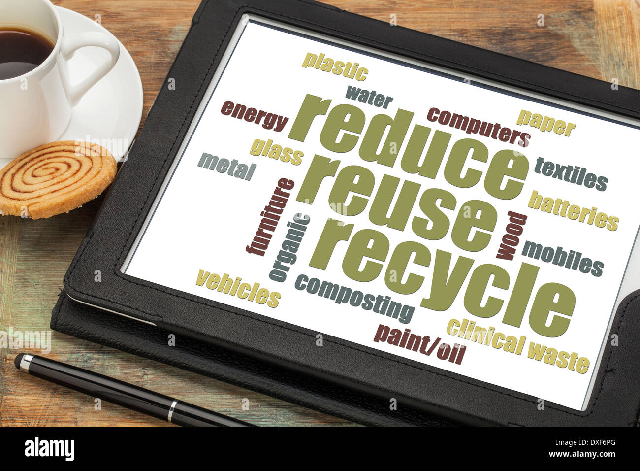 reduzieren Sie, wiederverwenden Sie, recyclen Sie Wortwolke auf digitale Tablett mit einer Tasse Kaffee Stockfoto