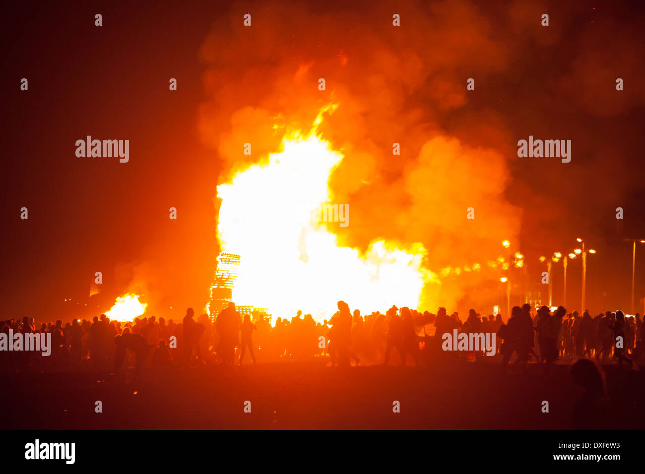 Das Feuer des Heiligen Johannes in La Linea De La Concepcion, Andalusien, Spanien. Traditionelle spanische Feier zu Ehren von San Juan. Stockfoto