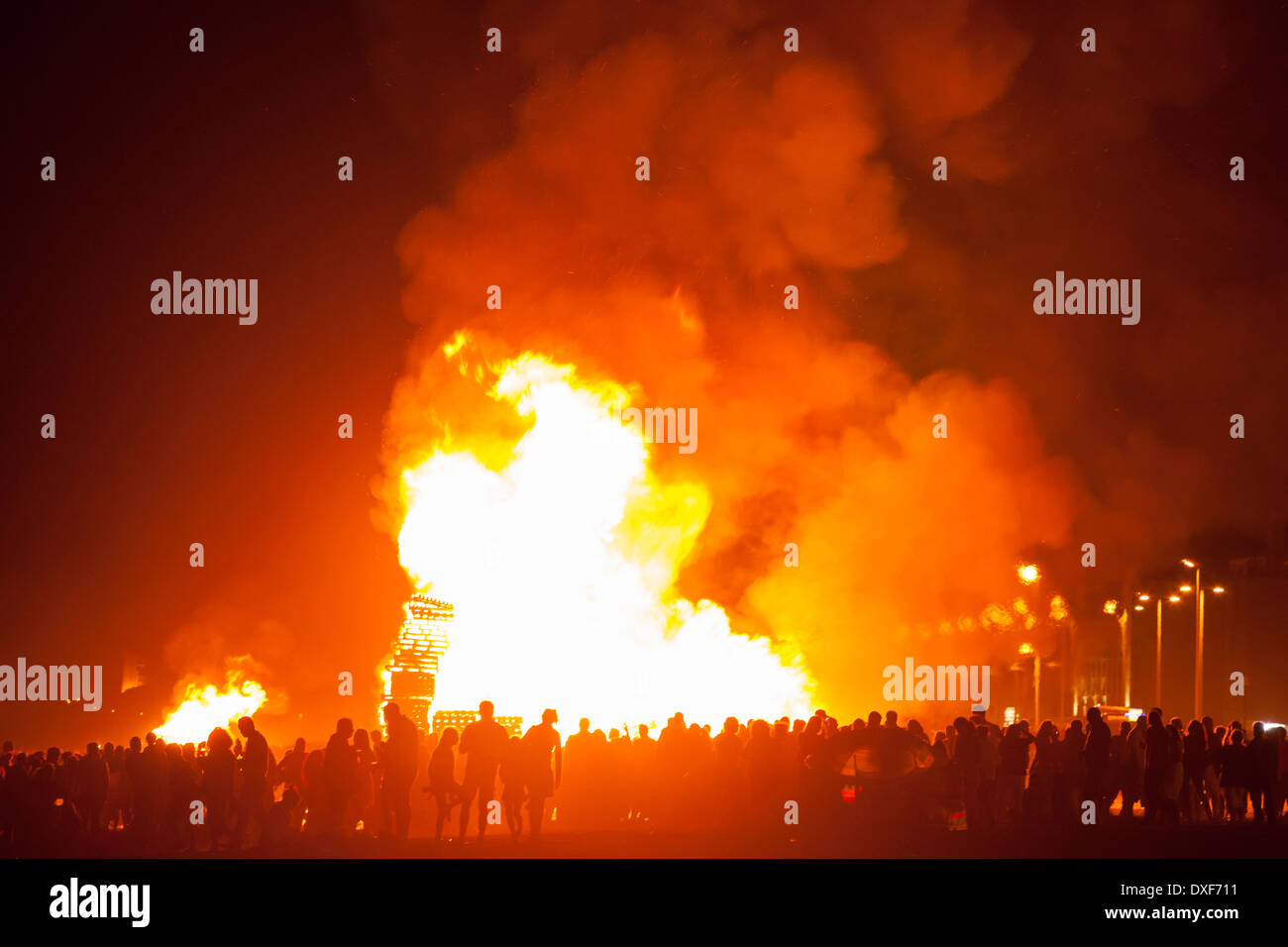 Das Feuer des Heiligen Johannes in La Linea De La Concepcion, Andalusien, Spanien. Traditionelle spanische Feier zu Ehren von San Juan. Stockfoto