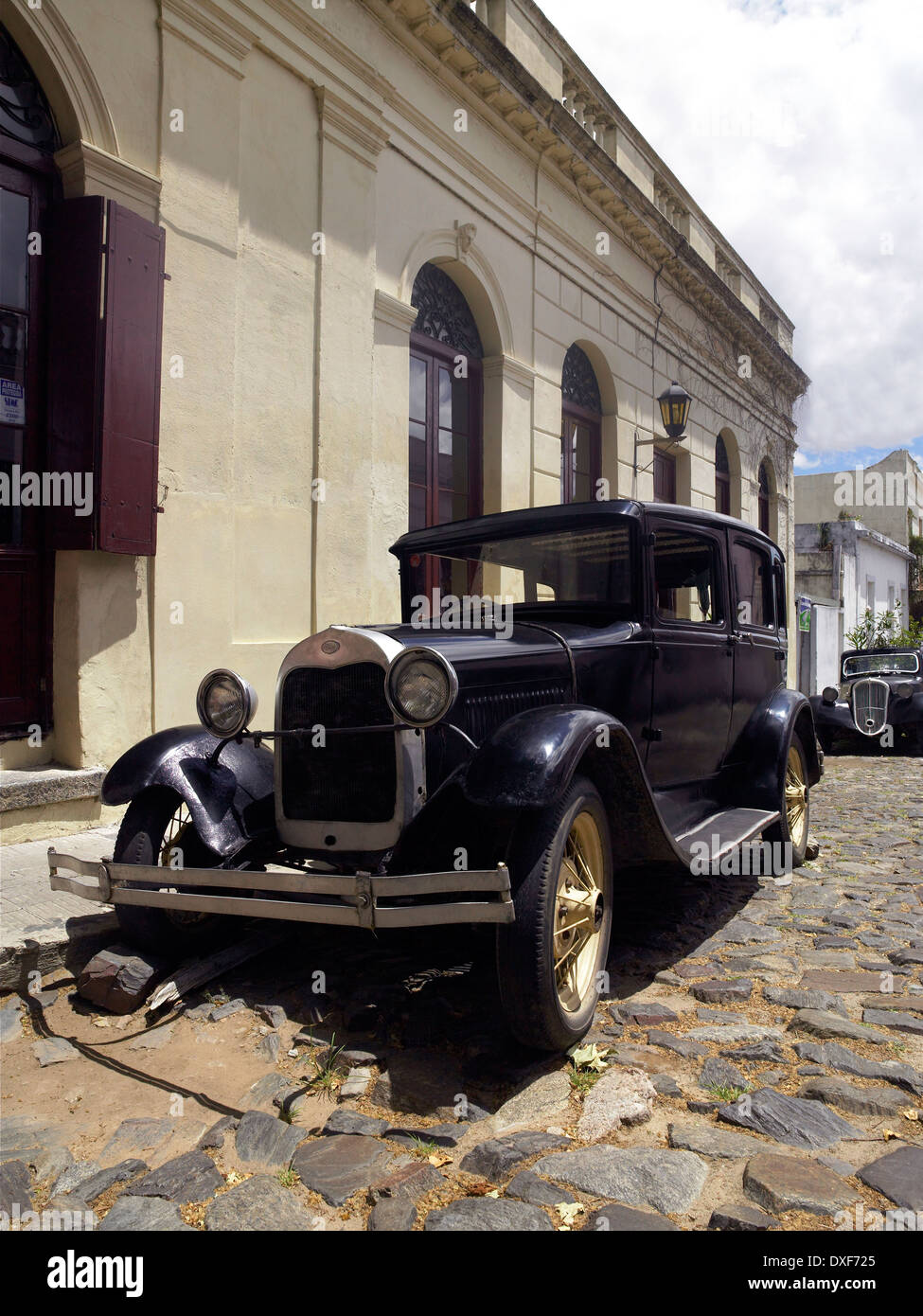 Alte Autos als Straße Ornament in die UNESCO-Welterbe Stadt Colonia del Sacramento in Uruguay, Südamerika verwendet wird. Stockfoto