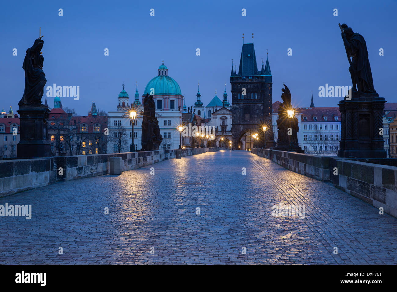 Morgendämmerung auf der Karlsbrücke mit den Türmen und Türme der Altstadt jenseits, Prag, Tschechische Republik Stockfoto