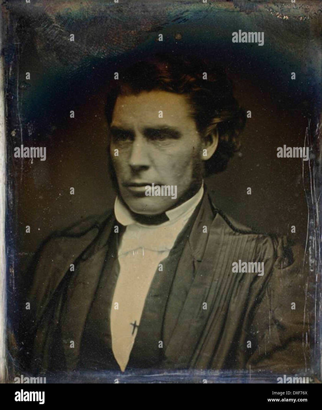 Dieses Vintage-Foto zeigt einen unbekannten Mann aus einer früheren Ära. Das Foto repräsentiert einen Moment in der Geschichte, obwohl seine Identität unbekannt ist und eine zeitlose Darstellung der Vergangenheit festgehalten wird. Stockfoto