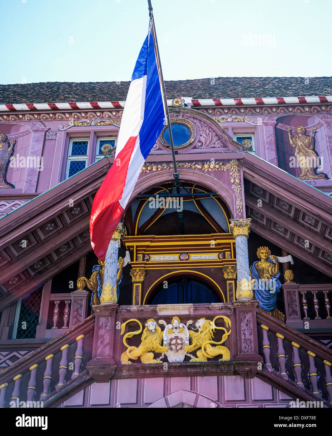 Französische Flagge am ehemaligen Renaissance-Rathaus aus dem 16. Jahrhundert Mulhouse Elsass Frankreich Stockfoto