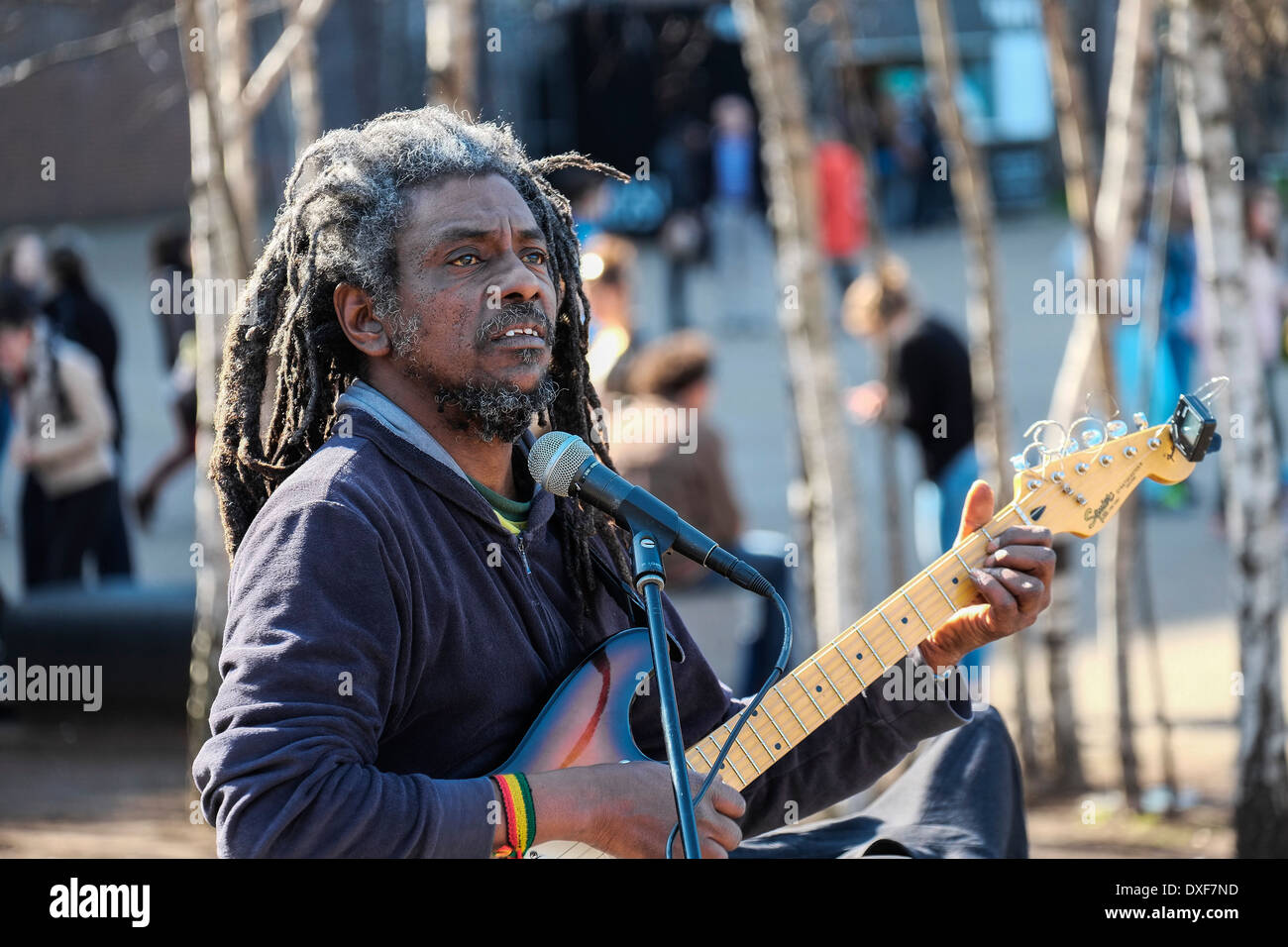 Ein Rastafari Straßenmusiker auf der South Bank in London Stockfoto