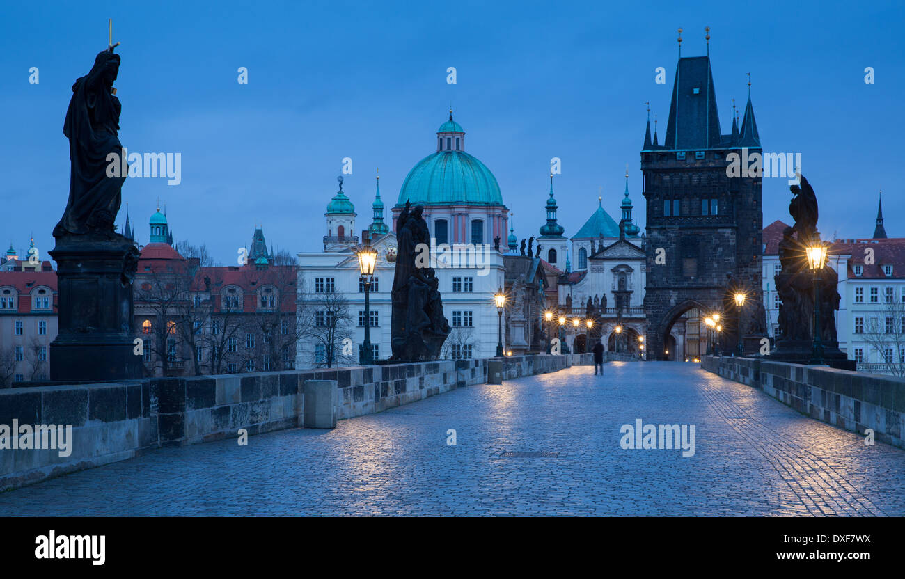 Morgendämmerung auf der Karlsbrücke mit den Türmen und Türme der Altstadt jenseits, Prag, Tschechische Republik Stockfoto