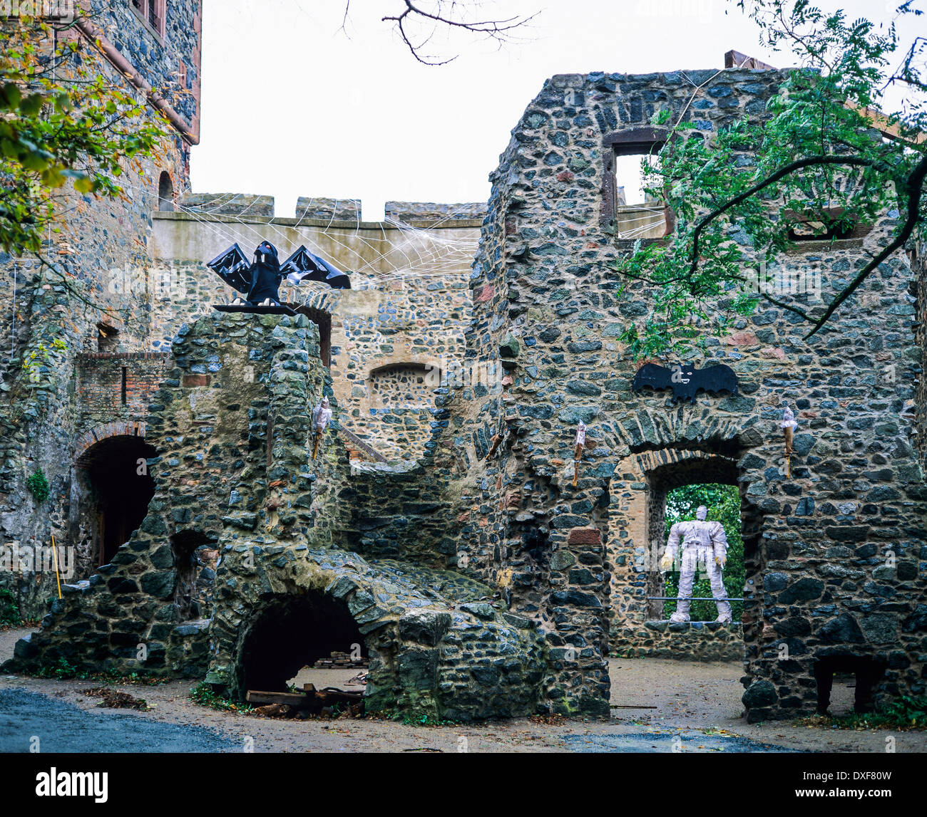 Burg Frankenstein Burg aus dem 13. Jahrhundert mit Halloween Dekoration Mühltal Hessen Deutschland Europa Stockfoto