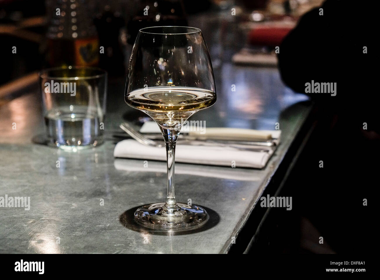 Eine Glas Weine teilweise gefüllt mit Weißwein. Stockfoto