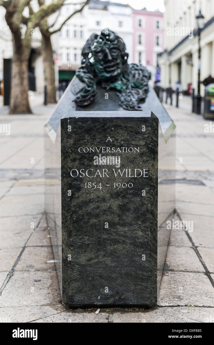 Ein Gespräch mit Oscar Wilde - eine Outdoor-Skulptur von Maggi Hambling in London. Stockfoto