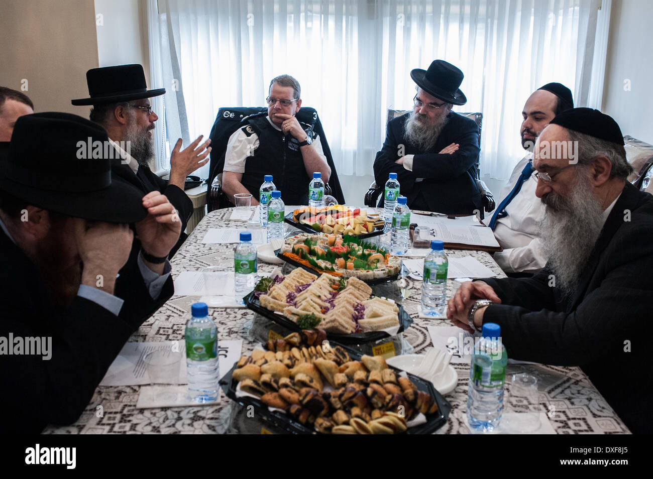 London, UK - 25. März 2014: stellvertretender Polizeipräsident Simon Byrne (Mitte) trifft Mitglieder der jüdischen Gemeinschaft von Stamford Hill vor Pessach. Bildnachweis: Piero Cruciatti/Alamy Live-Nachrichten Stockfoto