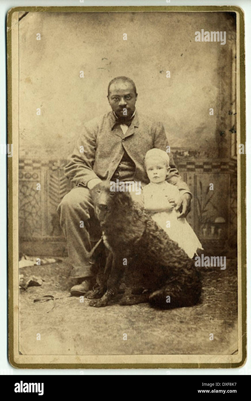 Schwarzer Mann mit weißen Kind und Hund Stockfoto