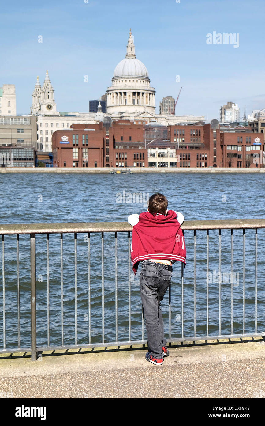 Ein kleiner Junge, der Blick auf die Themse. Stockfoto