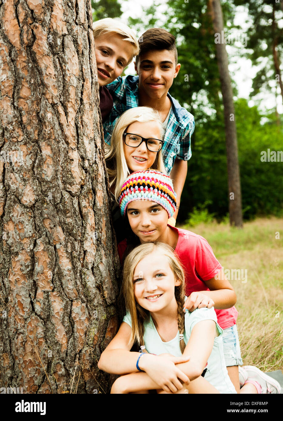 Porträt der Gruppe von Kindern posiert neben Baum im Park, Deutschland Stockfoto