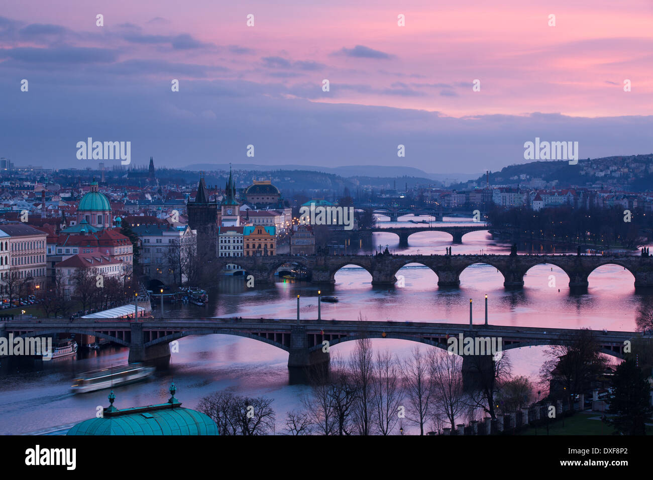 Manes, Charles und Legion Brücken über die Moldau in der Abenddämmerung, die Altstadt auf der linken Seite, Prag, Tschechische Republik Stockfoto