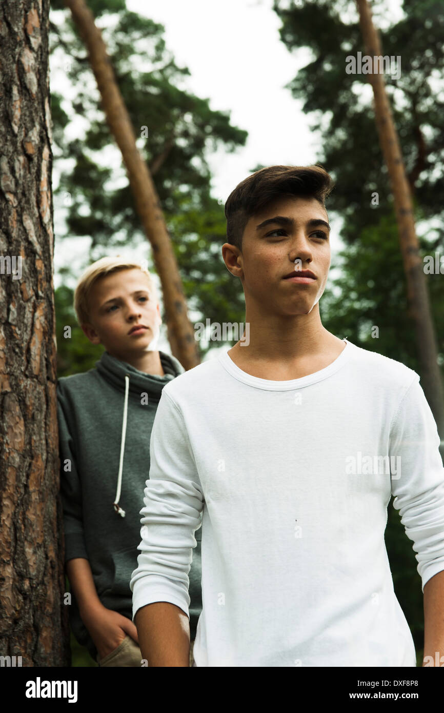 Porträt von zwei jungen stehend nahe bei Baum im Park, Deutschland Stockfoto