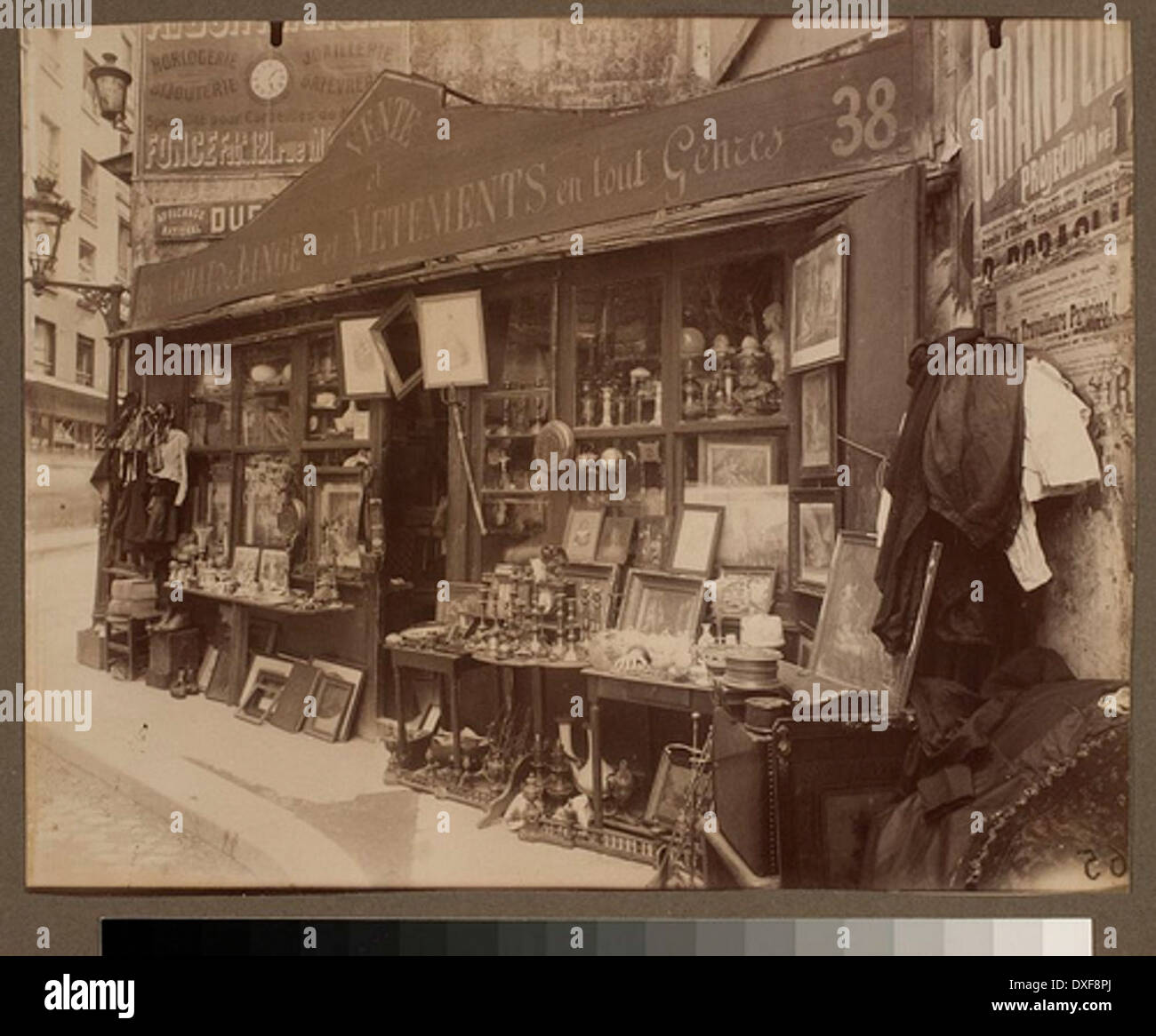 Dieses Vintage-Foto zeigt den Brocanteur-Shop in der Rue Descartes 38 in Paris und zeigt einen wichtigen Ort im Antiquitätenhandel der Stadt. Stockfoto