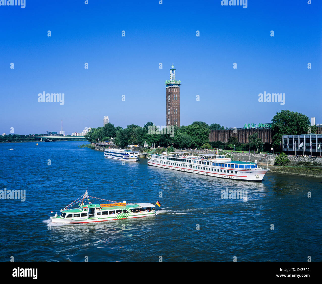 Fähren und Schiffe auf Rhein Köln Kreuzfahrten Stockfoto