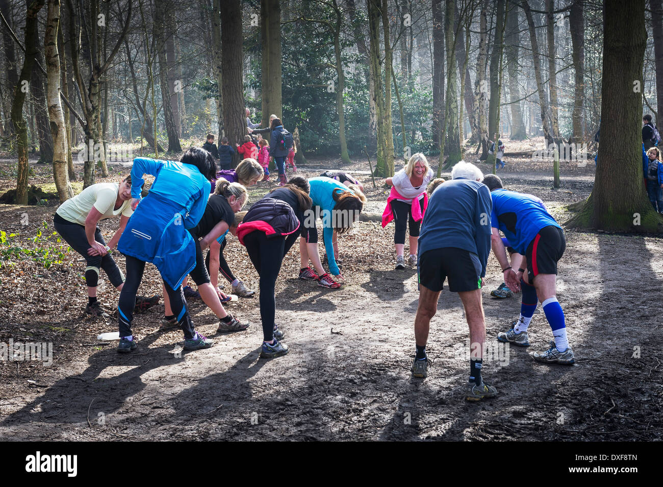 Eine Gruppe von Wanderern trainieren in den Wald. Stockfoto