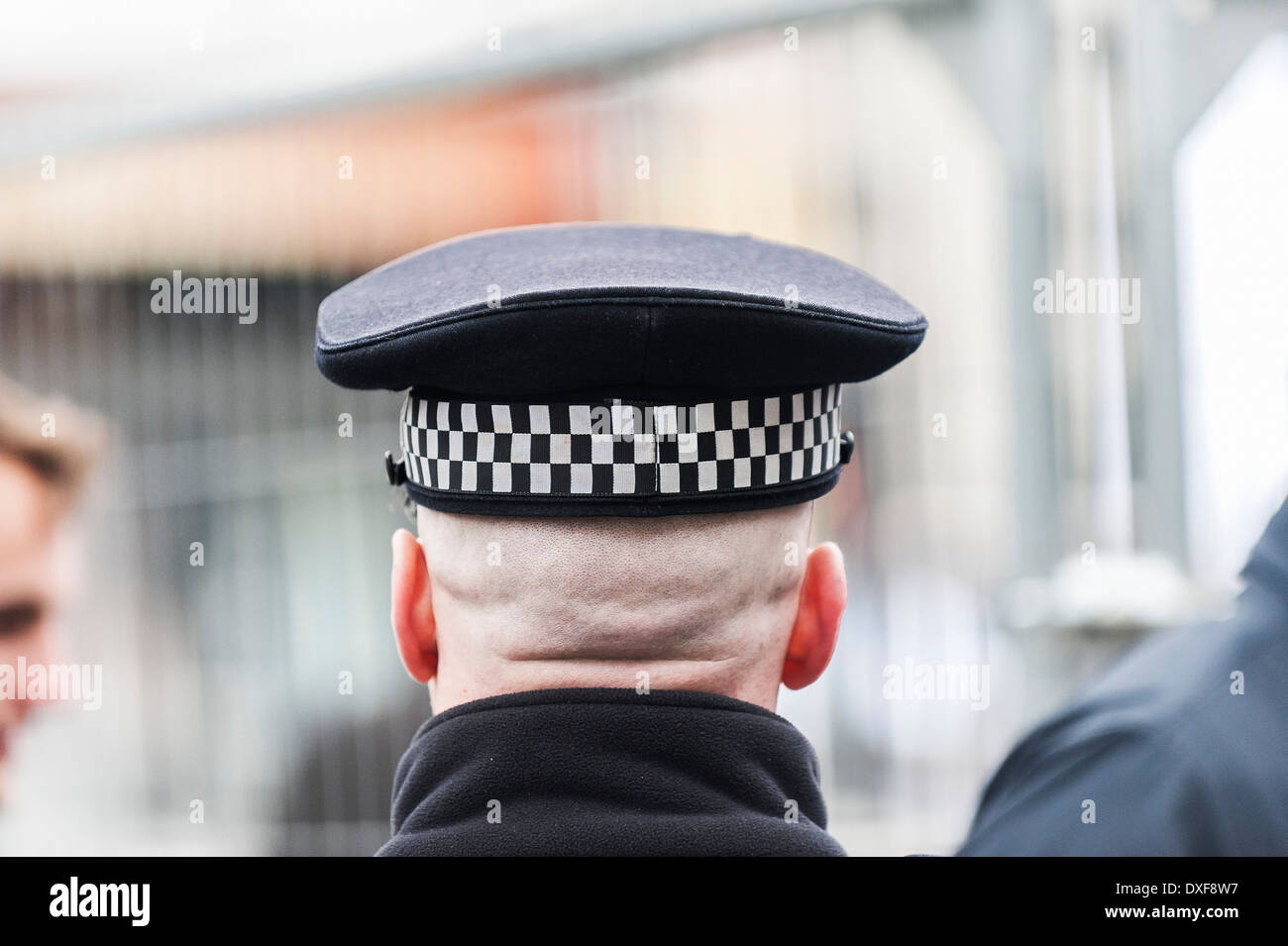 Eine Ansicht von hinten von einem Polizisten den Kopf. Stockfoto