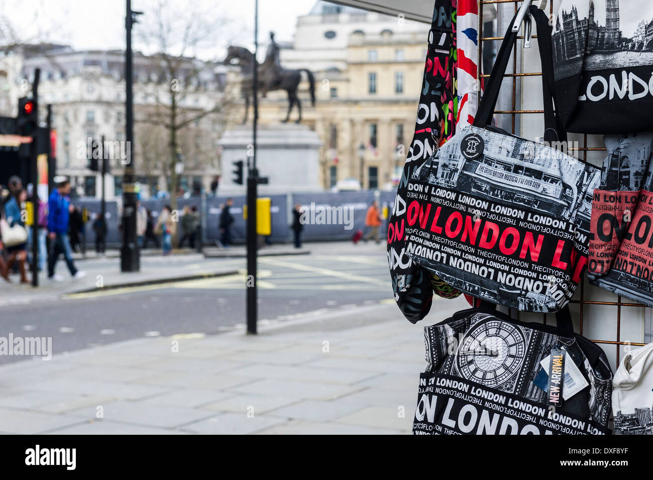 Souvenir Taschen für den Verkauf in London. Stockfoto