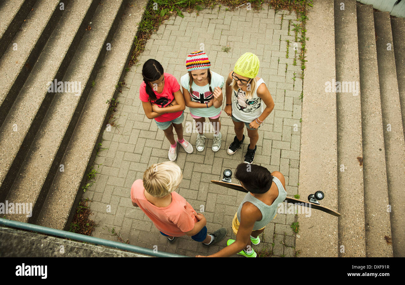 Draufsicht der Gruppe von Kindern stehen auf Outdoor-Treppe, Deutschland Stockfoto