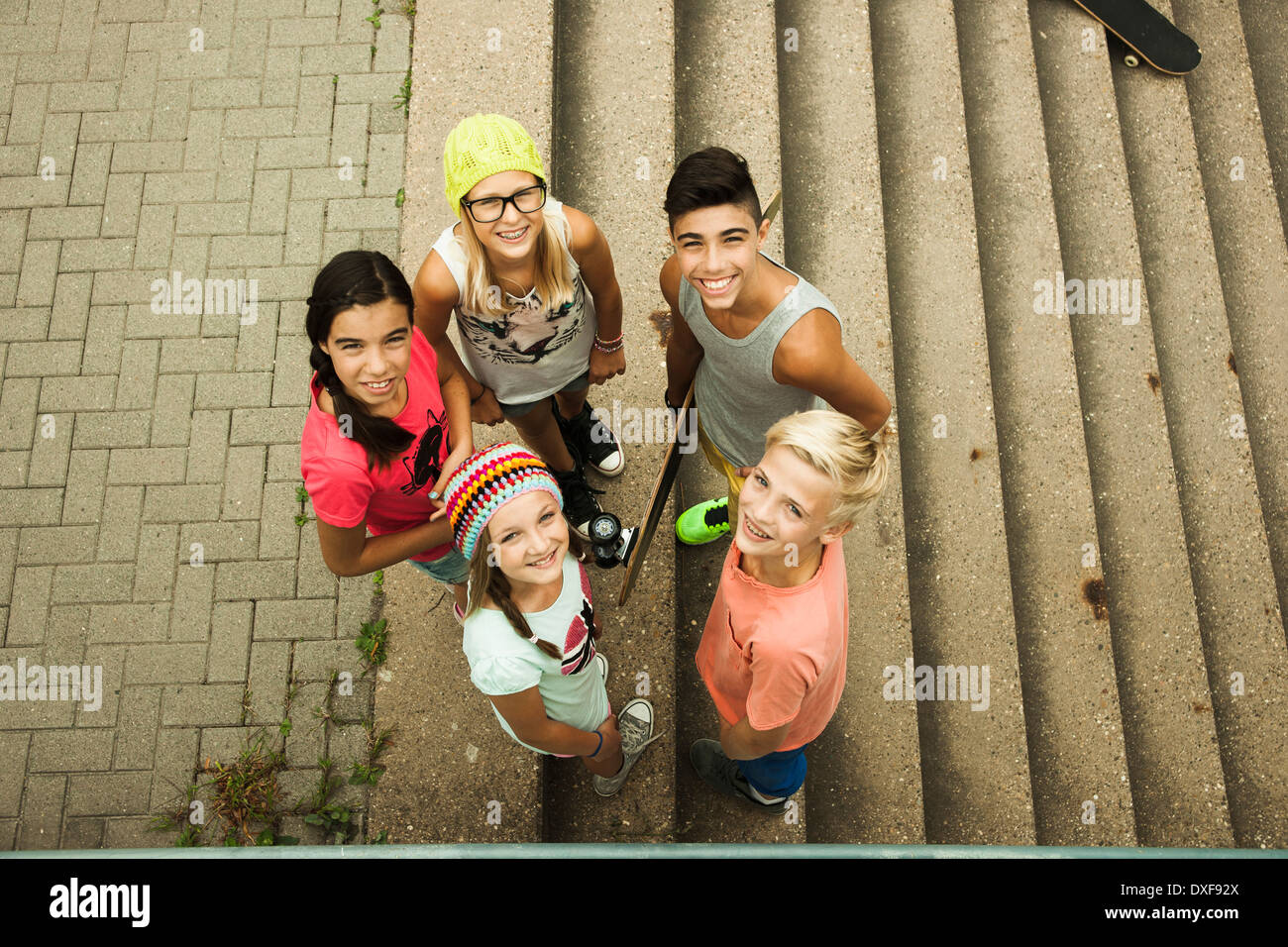 Gruppe von Kindern im Freien auf Zement Staris stehend, Blick nach oben in die Kamera, Deutschland Stockfoto