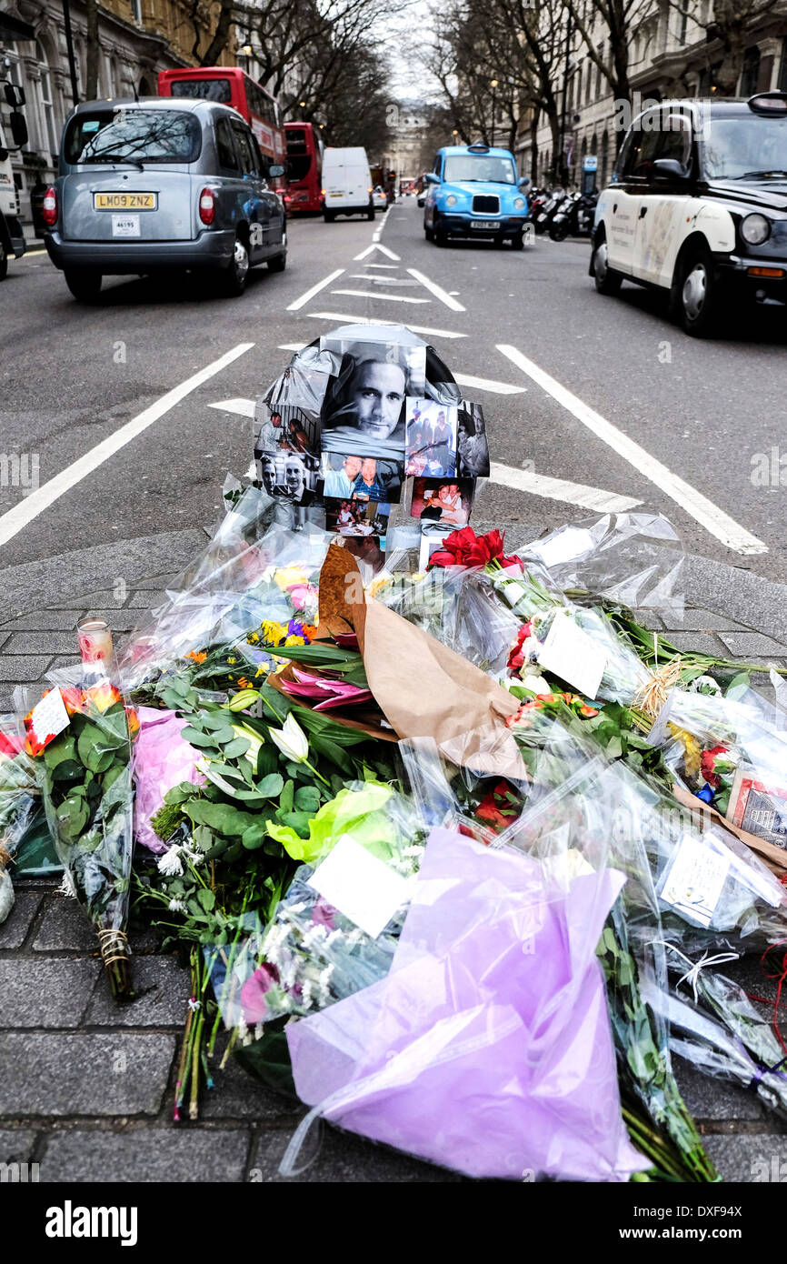 Blumen und Tribute an der Unfallstelle, wo John Clarke ein Motorradfahrer gestorben. Stockfoto