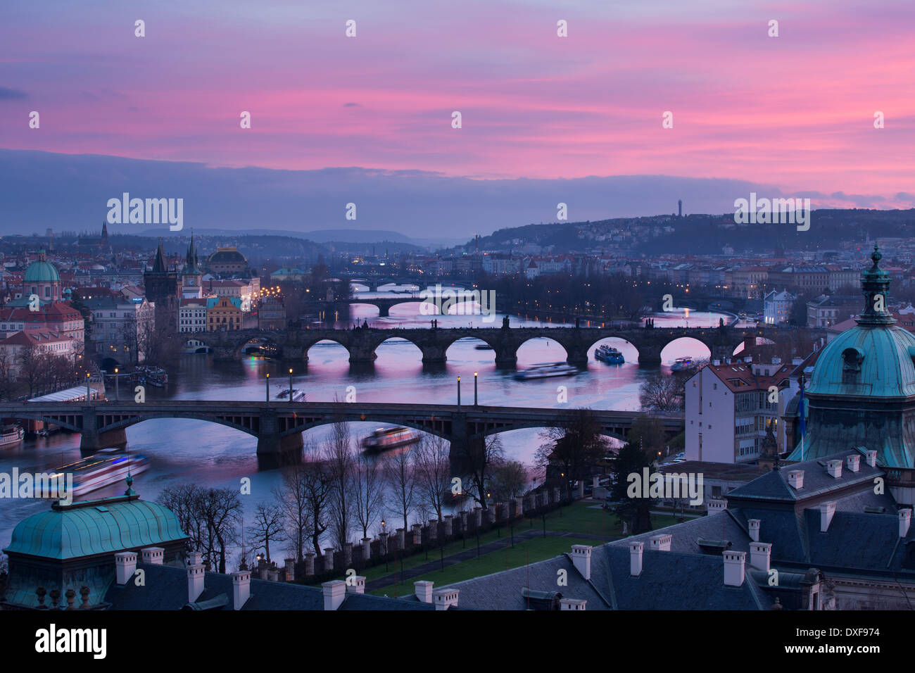 Manes, Charles und Legion Brücken über die Moldau in der Abenddämmerung, die Altstadt auf der linken Seite, Prag, Tschechische Republik Stockfoto