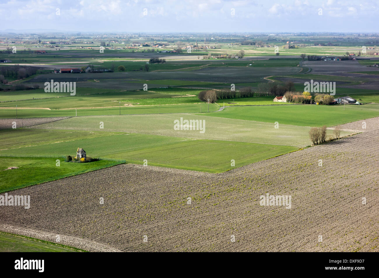Blick über Wiesen und Ackerland bei Diksmuide / Dixmude, ehemalige WWI Schlachtfeld gesehen von der IJzertoren / Yser Turm, Belgien Stockfoto