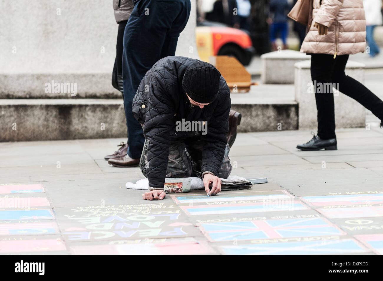 A Street-Artist Kreidung Flaggen der Welt auf einem Bürgersteig in London. Stockfoto
