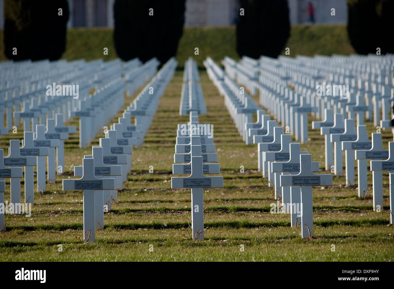 Verdun WW1 Battlefield Site, Verdun-Sur-Meuse, Frankreich. März 2014 hier gesehen: der französische Friedhof und großen Beinhaus bei Douaumont Stockfoto