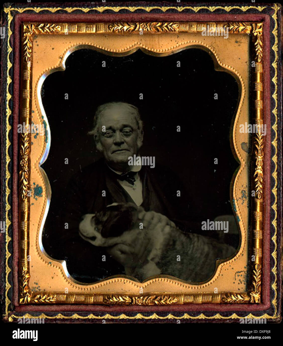Dieses Vintage-Foto zeigt einen älteren Mann mit seinem großen Hund und bietet einen Einblick in die Vergangenheit. Das Bild spiegelt eine vergangene Ära wider und erinnert an Nostalgie für einfachere Zeiten und historische Momente. Stockfoto