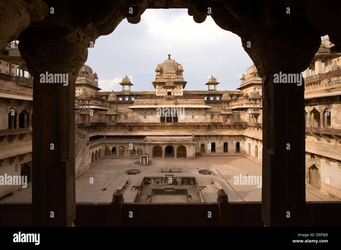 Die Jahangiri Mahal Rajput Palace in der Nähe der Stadt Orchha in der Region von Madhya Pradesh in Indien. Stockfoto