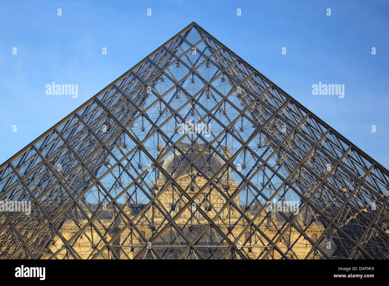 Das Louvre-Museum, durch das Glas der Pyramide betrachtet Stockfoto