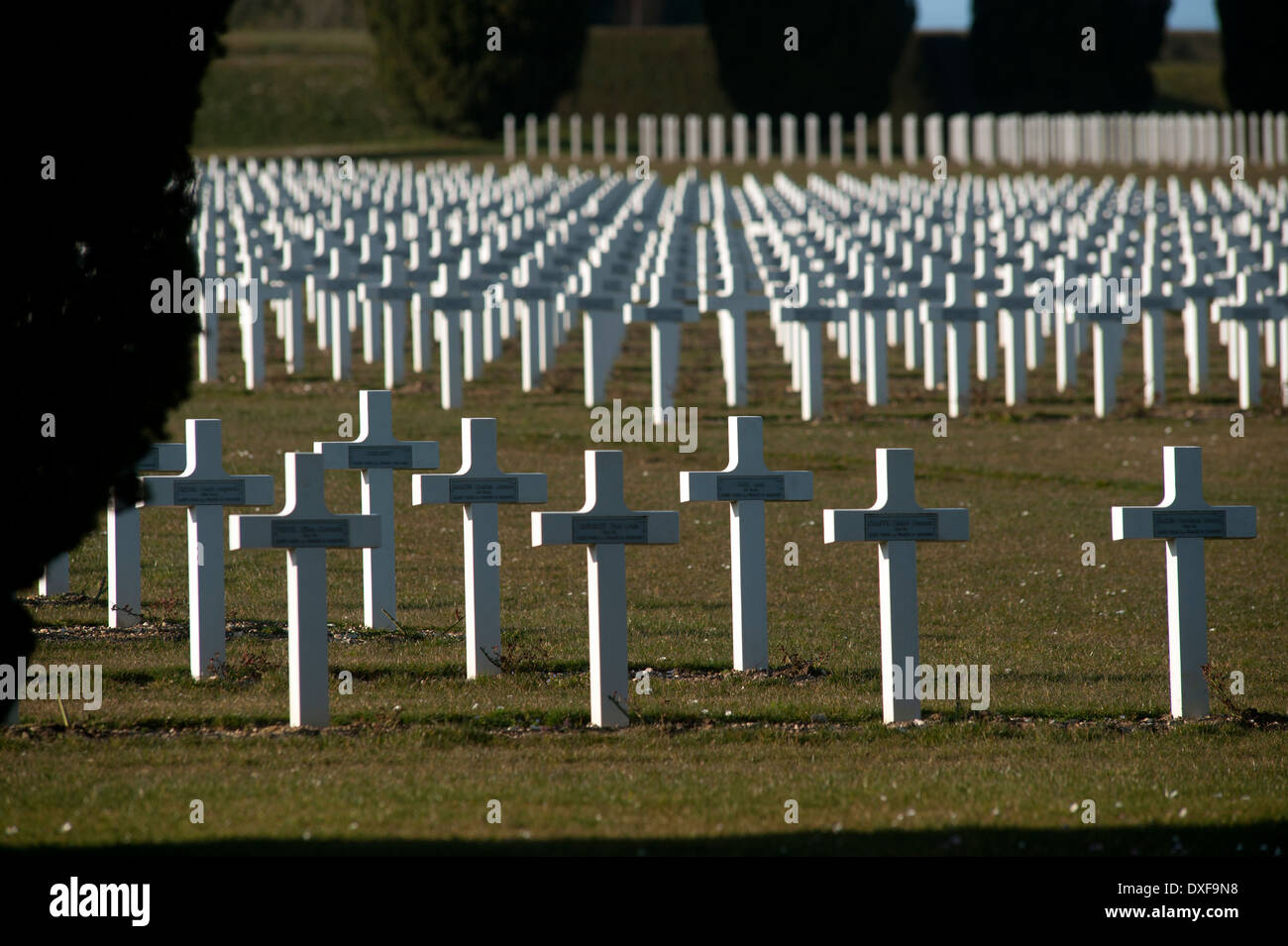 Verdun WW1 Battlefield Site, Verdun-Sur-Meuse, Frankreich. März 2014 hier gesehen: der französische Friedhof und großen Beinhaus bei Douaumont Stockfoto