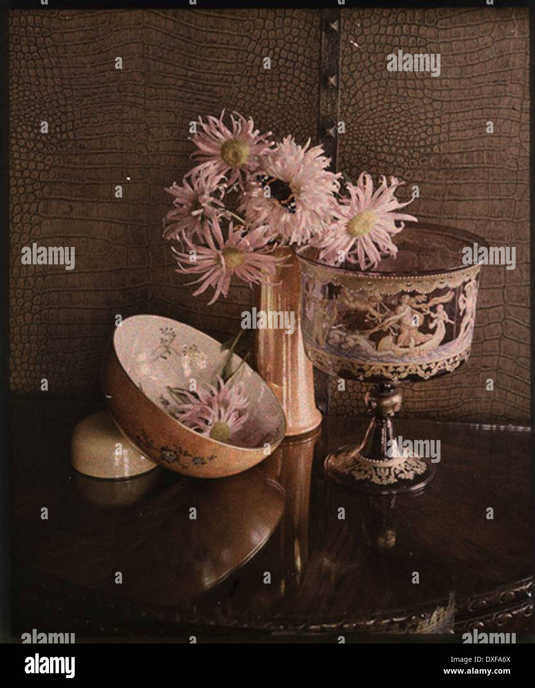Glasschale mit klassischen Figuren, Keramikschale und Vase mit Blumen Stockfoto